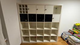 Ikea Kallax Regal weiss mit schwarzen und weissen Einsätzen