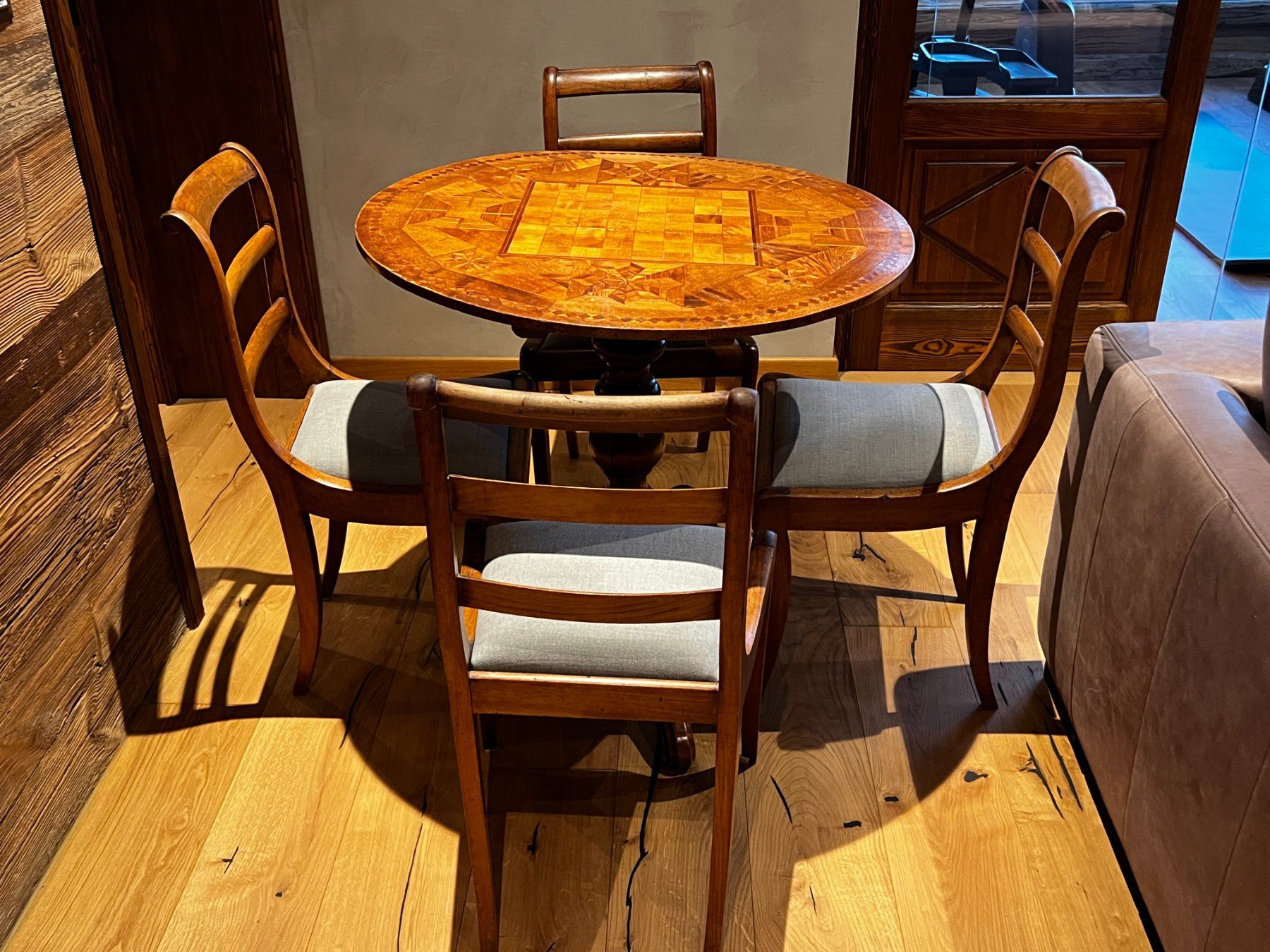 Tischset: Ancienne table de jeu de Brienz avec 4 chaises – Gebraucht aus Lens von sar_r79s