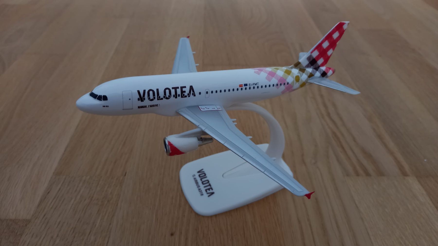 Modellbausätze & Standmodelle: 1/200 "Snap-Fit": Volotea Airbus A319 – Gebraucht aus Burgdorf von dataArray909