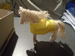 Pferd aus Fäden, beige/gelbe Decke