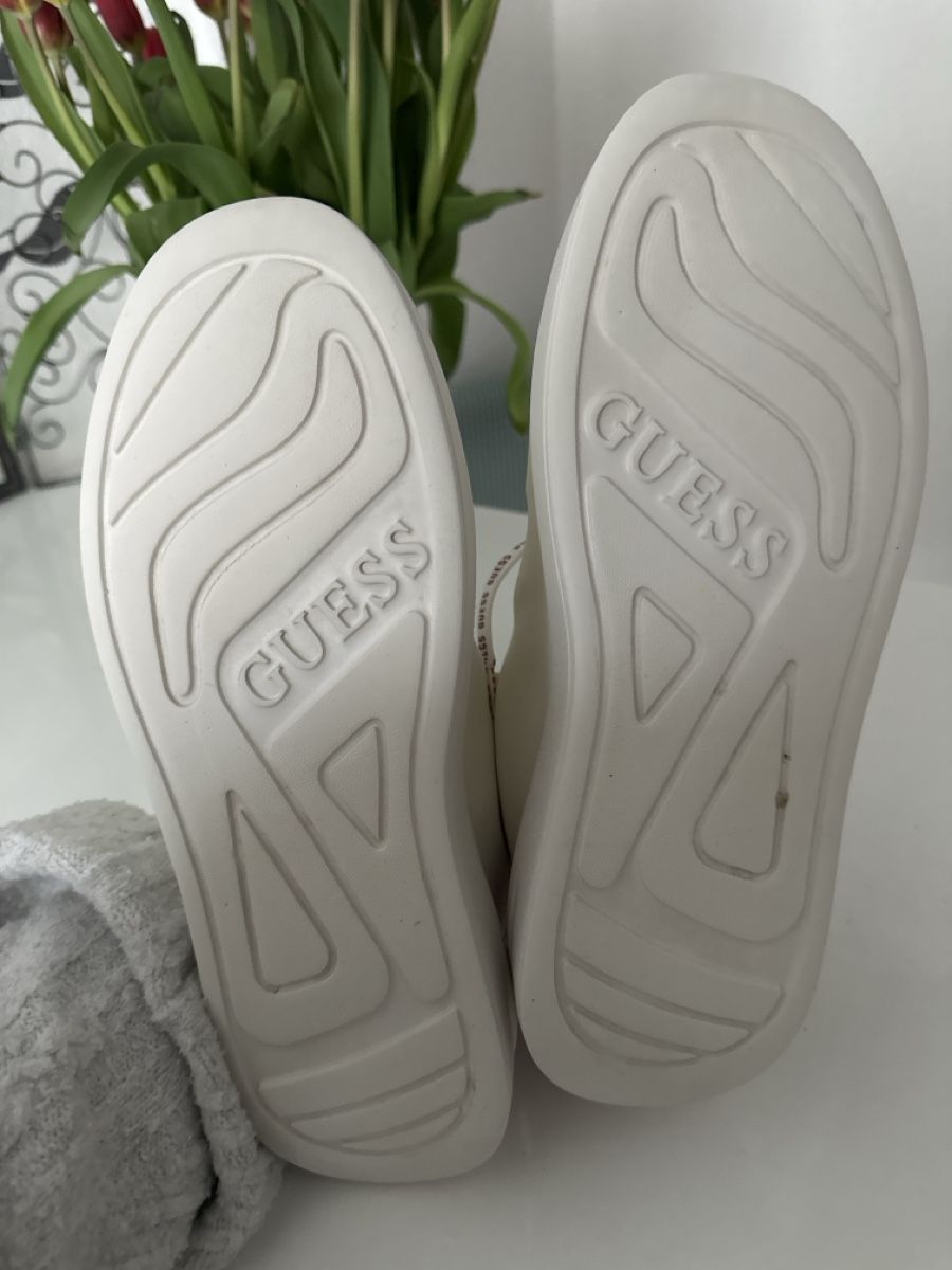 Guess Scarpe da donna: Guess Sneaker low Elbina – Nuovo (secondo la descrizione) da Erlinsbach venduto da endryas 3