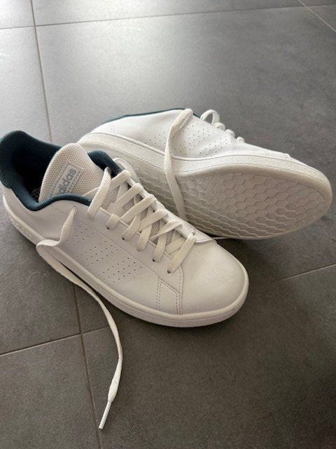 Adidas Scarpe da uomo: Baskets basses blanches avec détails bleus – Usato da etoy venduto da lau_k5cp 1