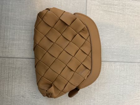 Sac à main tressé camel – Élégant et parfait pour l'été!