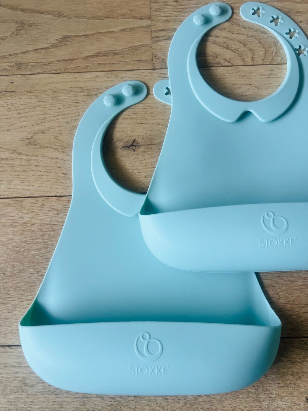 Baby-Mahlzeiten: 2 bavettes en silicone Stokke – Gebraucht aus Collombey von svea16