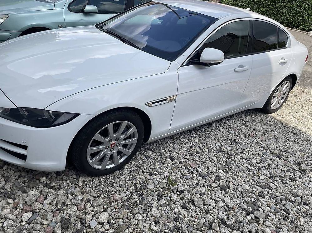 Jaguar XE weiss