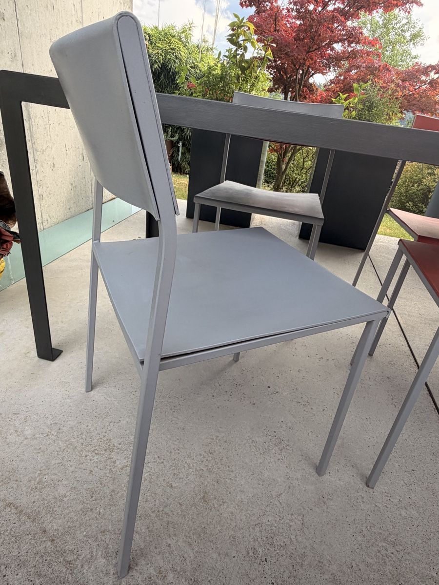 Set de table et chaises: Gartentischgarnitur mit massivem Tisch und farbigen Stühlen – D'occasion à Kirchdorf AG par est_8bds 1