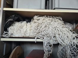 Weisses Netz aus Kordel Material gebraucht im Zustand