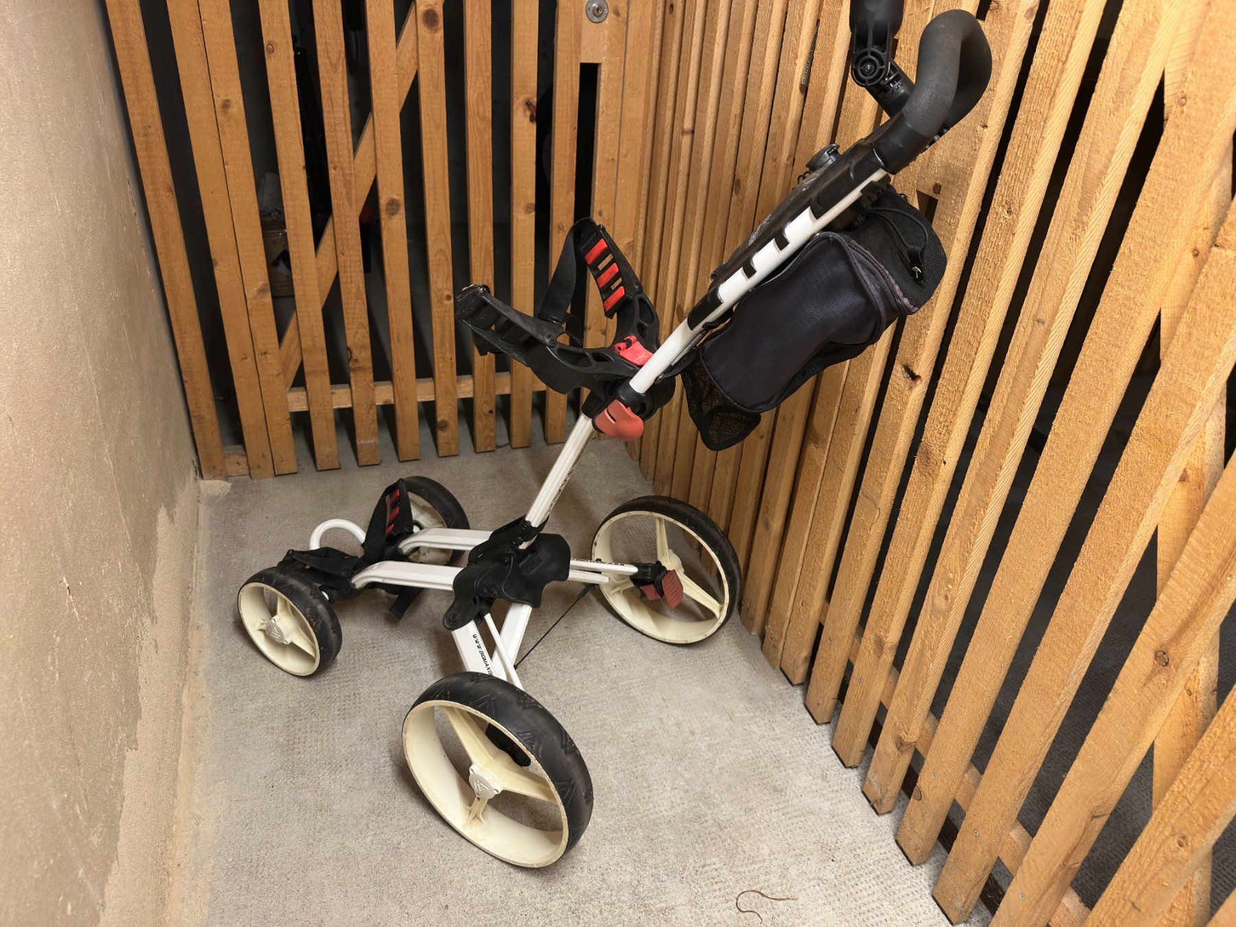 Big Max Trolley: Big Max Wheeler 4-wheel push/pull golf trolley – Usato da Lausanne venduto da brixton