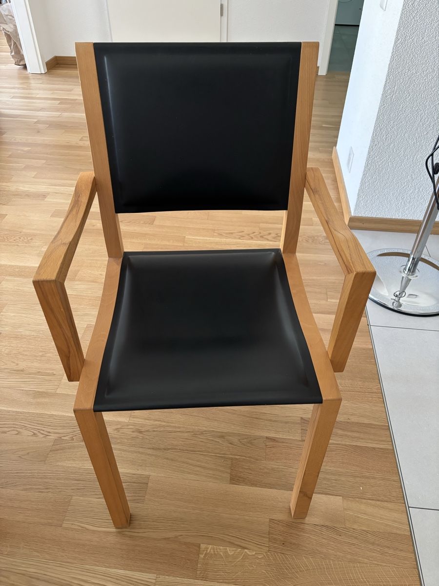 Pfister Stühle: 4 chaises en cuir noir et noyer – Gebraucht aus Lonay von car_l9sk 1