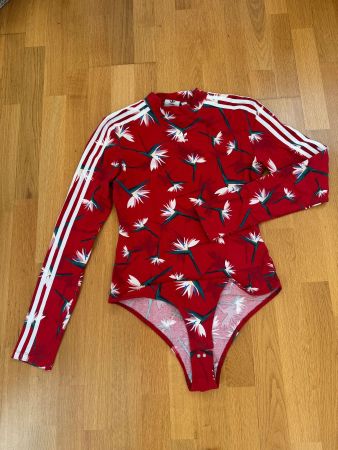 Adidas Body, rot mit Blumenmuster, Gr. M - Selten getragen