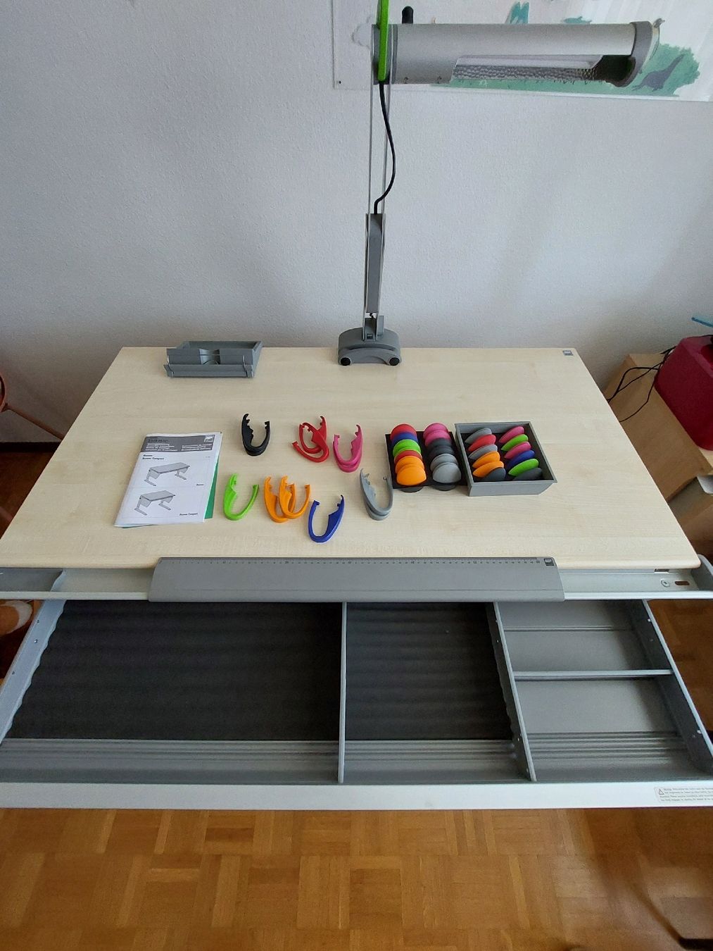 Moll Scrivanie: Tavolo da disegno Moll Runner Compact,  lampada e accessori – Usato da Rütihof venduto da Paparang