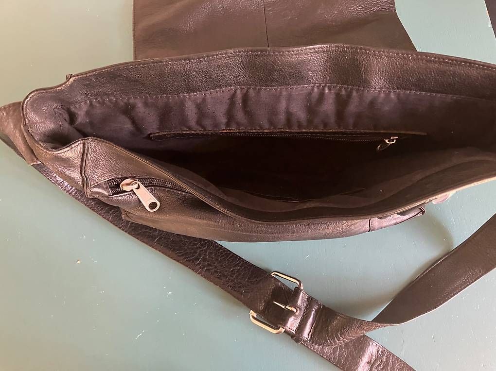 Borse: Ledertasche schwarz, Marke Helvetas – Usato da Biel-Bienne venduto da Franz.Anderegg 2