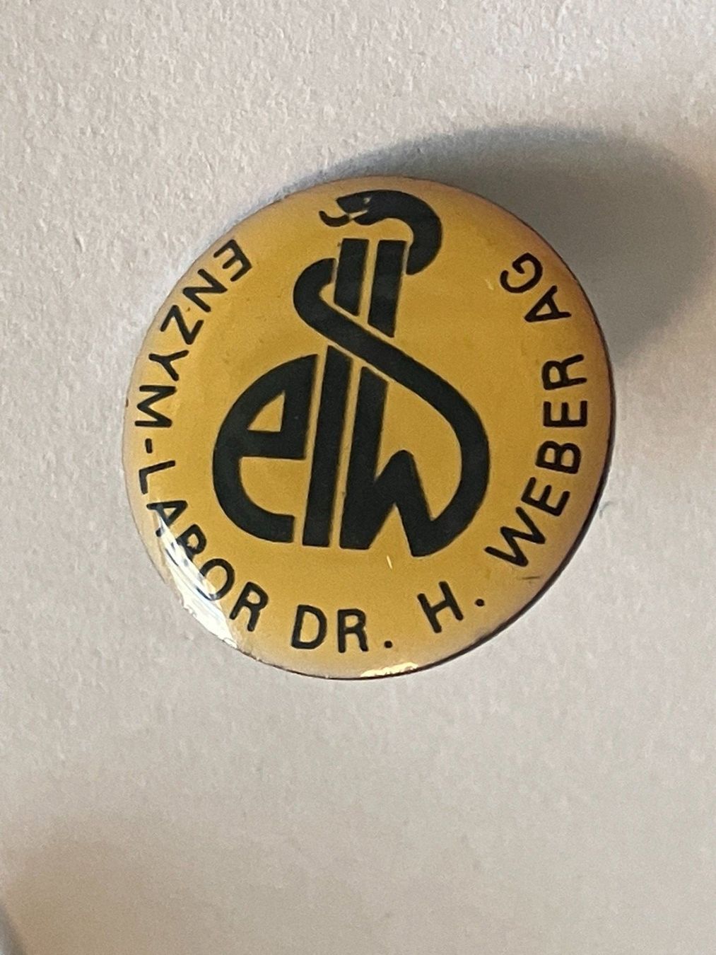 Placchette & Badge: 1 Pin Enzym Labor Dr. H. Weber AG – Usato da Basel venduto da djwwpp