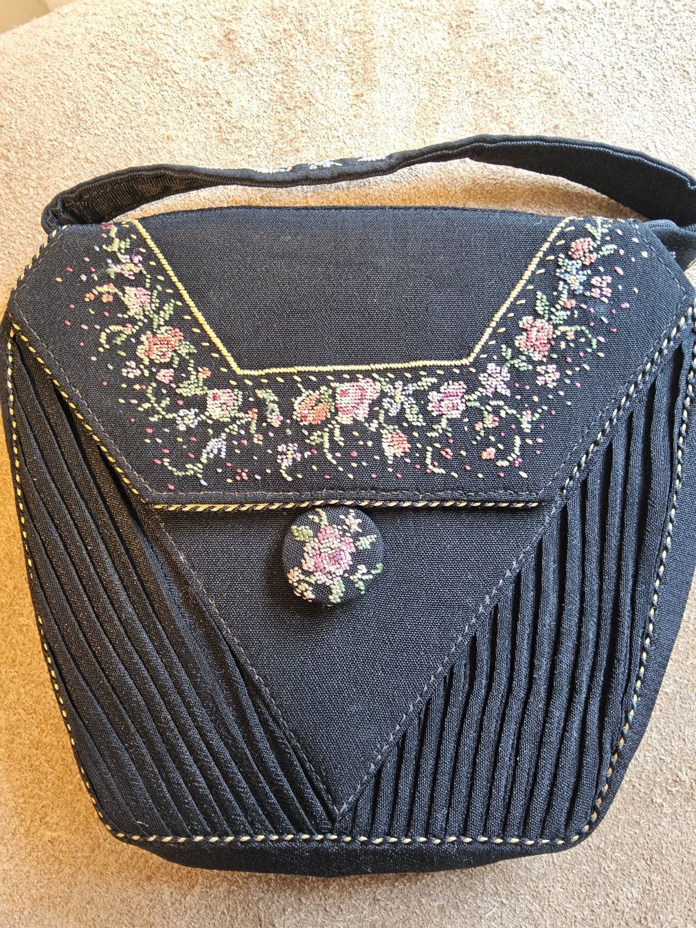Taschen für Damen: Antikes handbesticktes Abendtäschchen ca 1930 – Gebraucht aus Zürich von Aleick 2