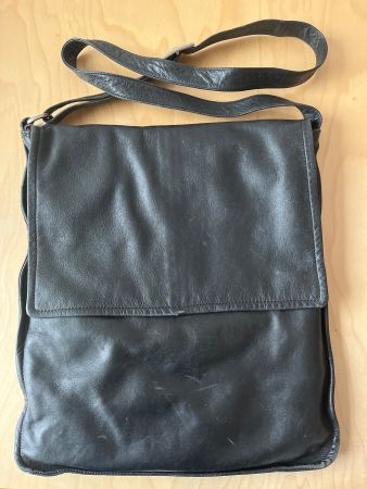 Schwarze schöne Ledertasche zum Umhängen