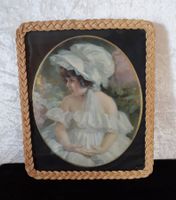 Hübsches Bild: Mädchen mit Haube in Weidenrahmen - Vintage