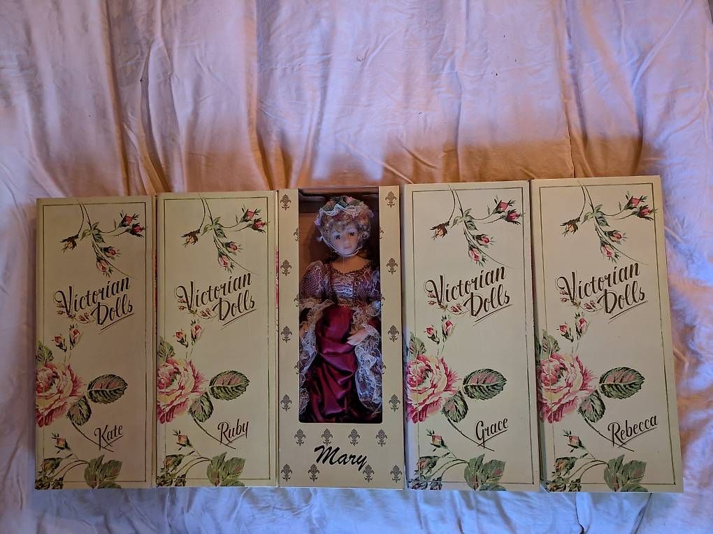 Bambole: VICTORIAN DOLLS 5x Puppen verpackt – Usato da Binningen venduto da Smile-46