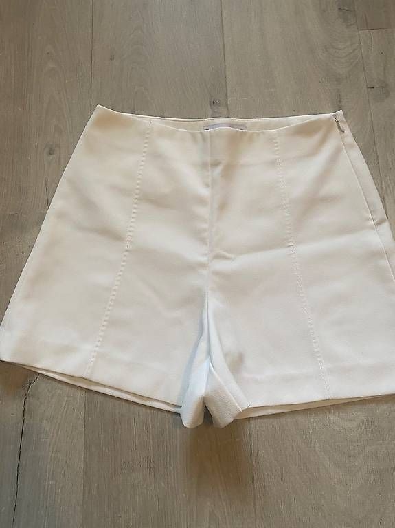 Pantaloni: Short pour femmes, acheter chez Mango  – Usato da Riaz venduto da tim_276t