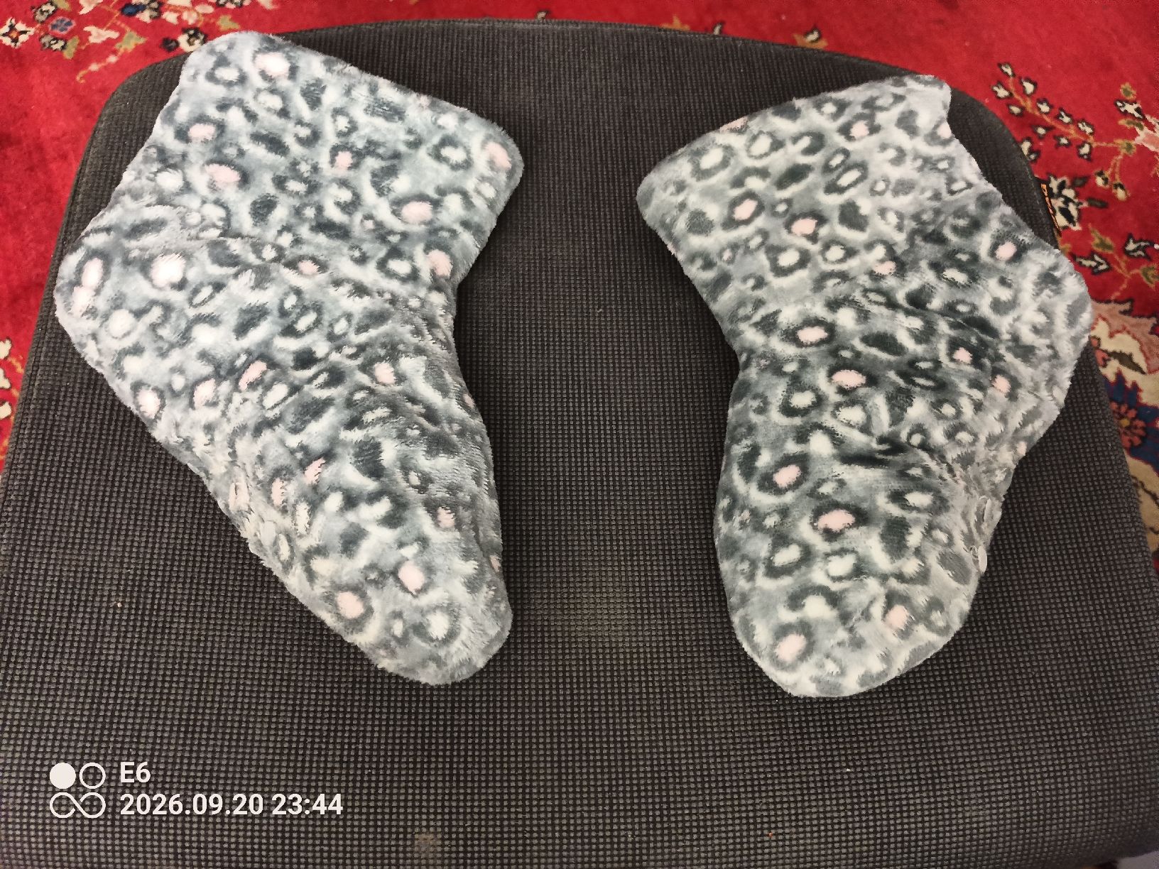 Scarpe da donna: Warme Hausschuhe mit rutschfester Sohle – Usato da Zürich venduto da Mitzi6