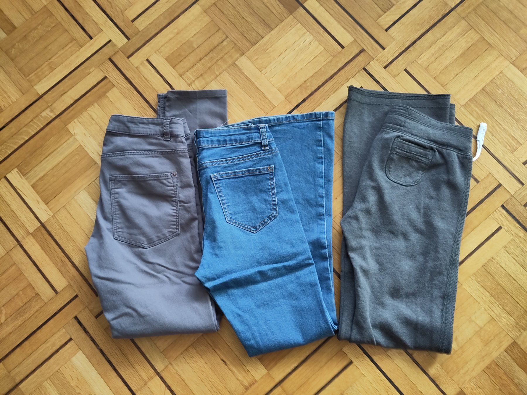 Lotti & Set di vestiti: 2 jeans + 1 jogging -mädchen Gr. 145-150 – Usato da Fribourg venduto da monca 2