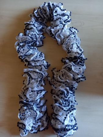 Schöner, von Hand gemachter Schal