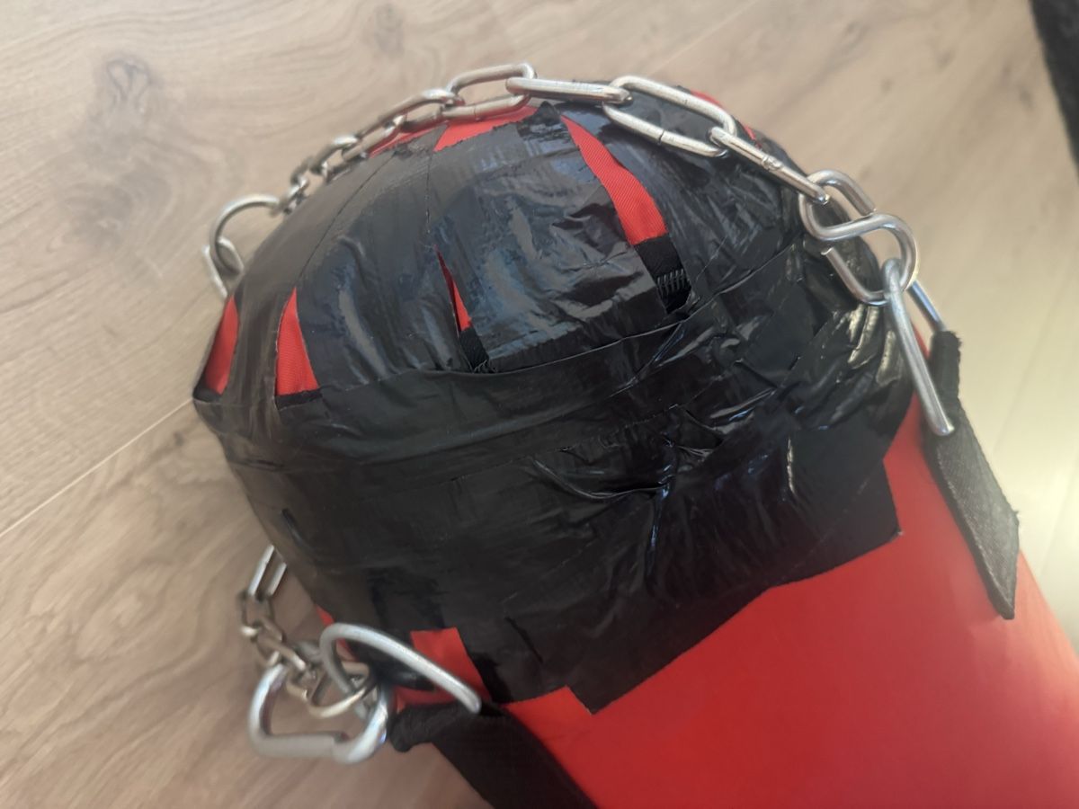 Boxsäcke: "Defekter" Boxsack inkl. Boxhandschuhe Knockout – Gebraucht aus Oetwil am See von Manu_8618 1