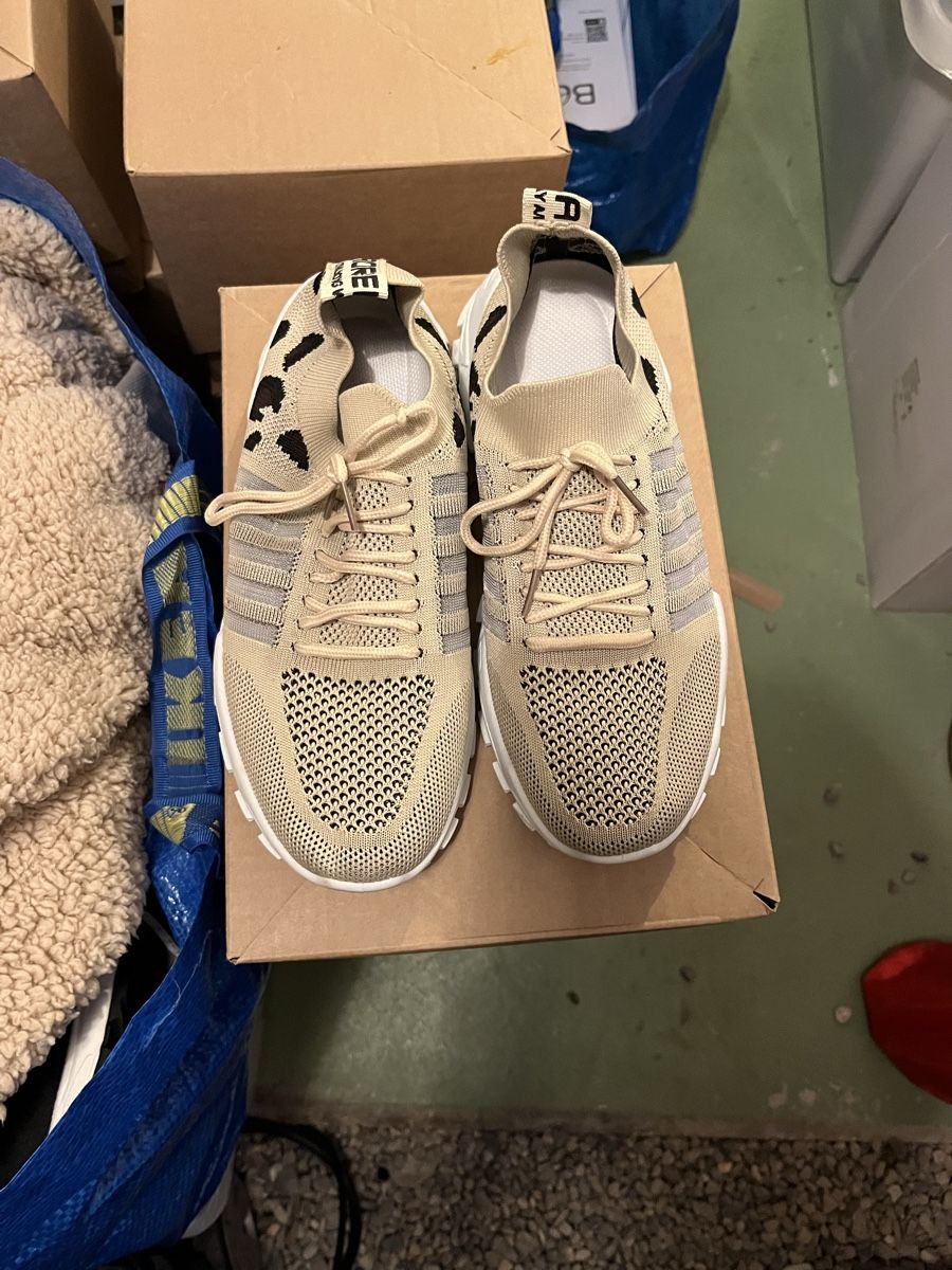 Scarpe da donna: Neue Turnschuhe Größe 43 – Nuovo (secondo la descrizione) da Adliswil venduto da rossoelmare 2