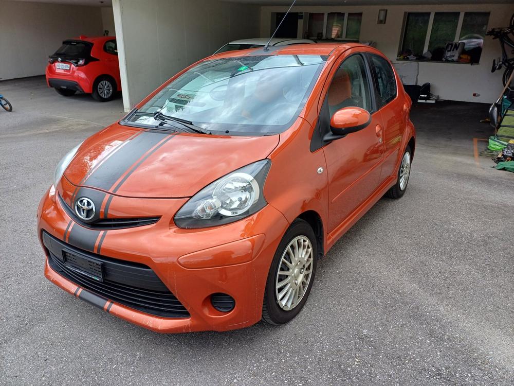 Joli voiture toyota aygo 1.0 orange