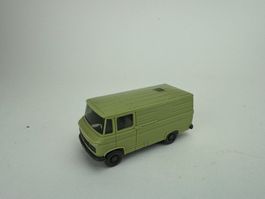 Mercedes L 406 lindgrün helles anthrazit ohne Lenkrad