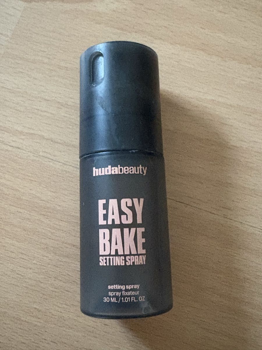Huda Beauty Make-up: Huda Beauty Easy Bake Setting Spray - Top Zustand! – Usato da Schaan venduto da Filipipa
