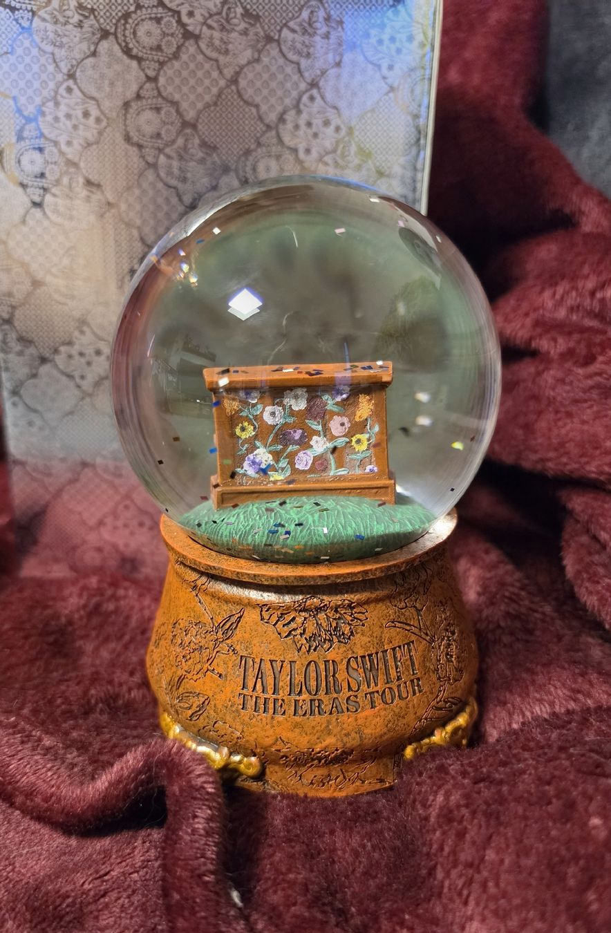 Toutes les décorations: Taylor Swift Erastour Snowglobe Neu  – Neuf avec emballage d'origine à Moosseedorf par MissSamtpfote 2