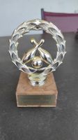 Pokal mit Kegel Motiv