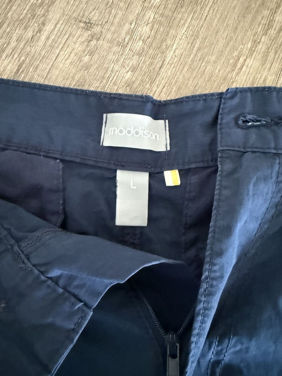 Maddison Pantaloni: Short bleu marine L Madaison – Nuovo (secondo la descrizione) da Nyon venduto da vla_r5m7