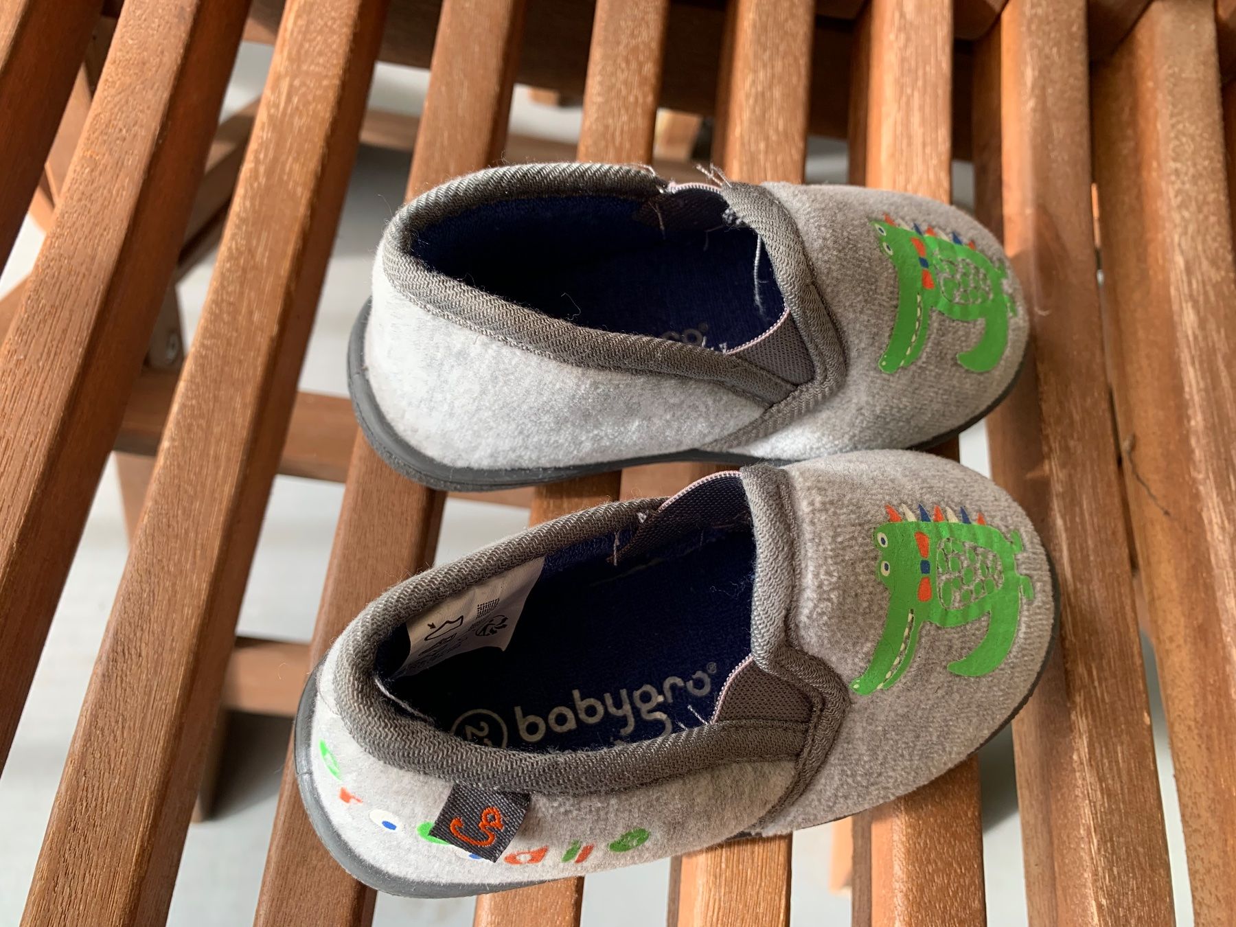 Schuhe für Jungen: Pantoufles neuves / taille 22 – Gebraucht aus Meyrin von Bronx86 2
