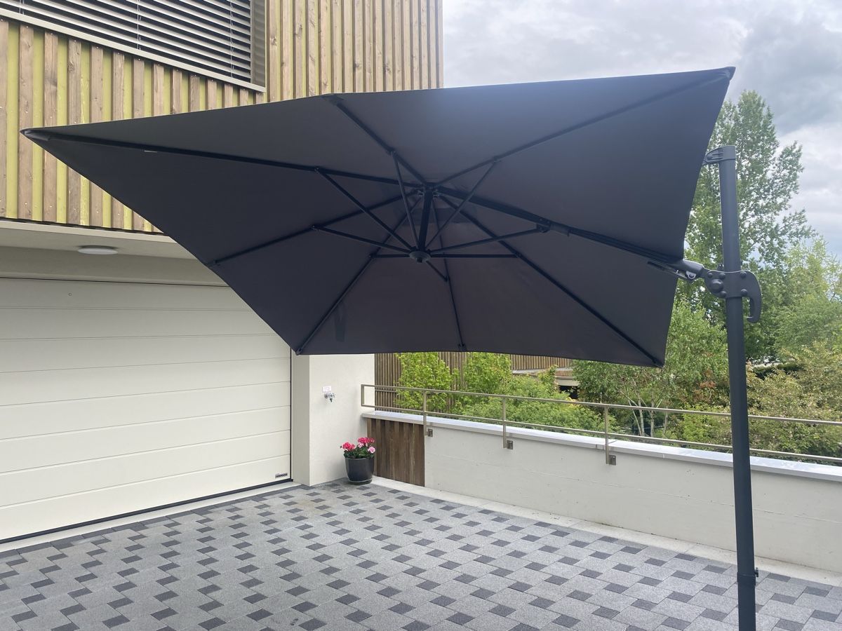 Parasols: Sonnenschirm mit 4 Gartenplatten – D'occasion à Beromünster par Mikala 2