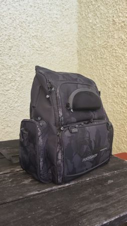 Voyager Camo Angel Rucksack mit diversen Ködern und Haken