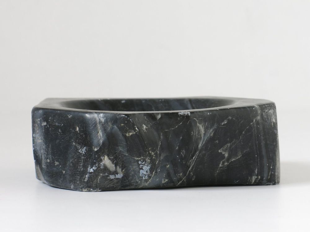 Portacenere: Cendrier en marbre noir brut – Usato da Neuchâtel venduto da heloisa 7