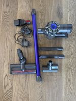 Aspirateur Dyson usagé avec accessoires