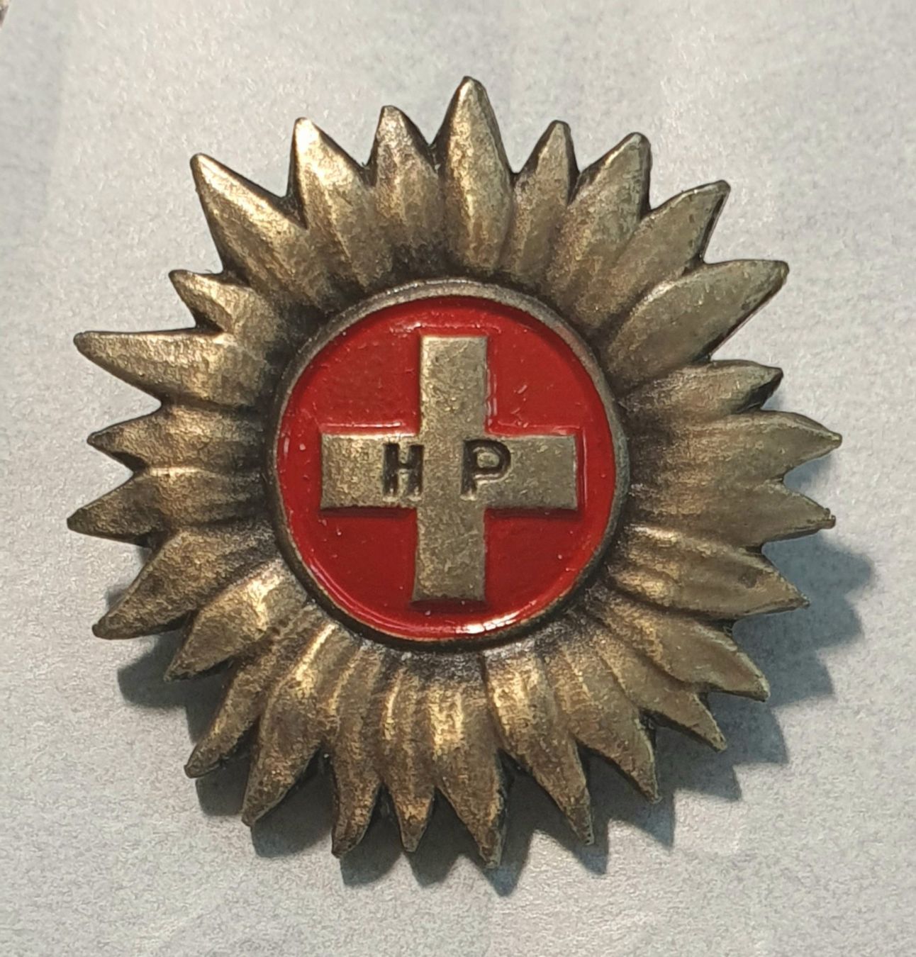 Spille & Fermagli: N742B Alte Brosche Sonnenblume mit Schweizerkreuz /ca. 2 cm – Usato da Reinach BL venduto da Boston-Verkauf