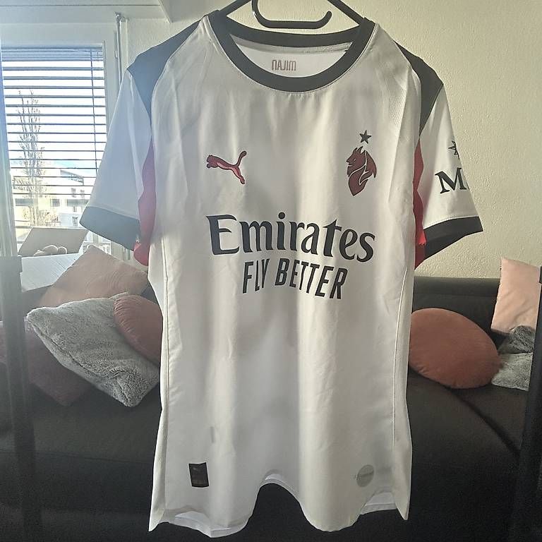 Canottiere & Pantaloni: Maglia Milan – Usato da Locarno venduto da Quacking