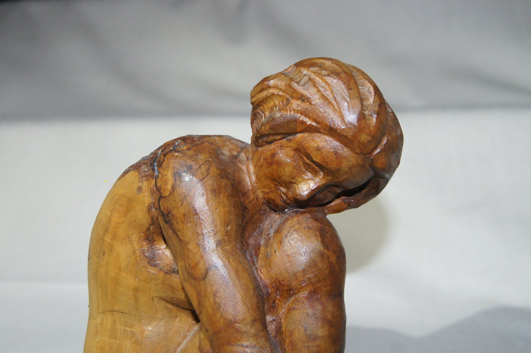 Figurines: Auf Baumstrunk sitzende junge Frau – D'occasion à Geroldswil par ARTEFACTO 2
