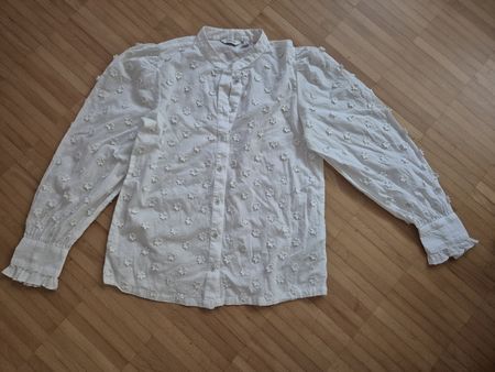 Weisse b.young Anouk Bluse 3D Blumen, Gr. 36