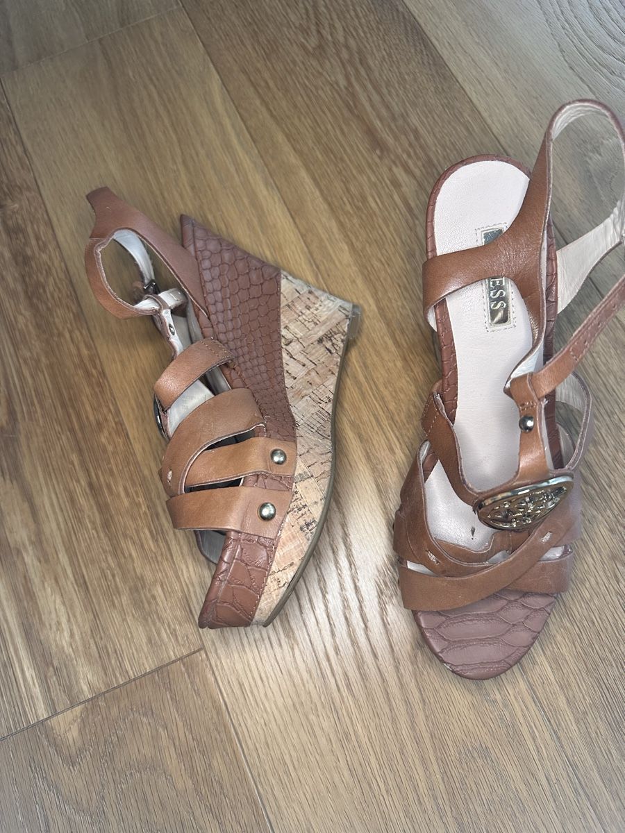 Guess Scarpe da donna: Guess Sandale Gr 37 – Nuovo (secondo la descrizione) da Pfaffhausen venduto da Klaras_second_hand 1