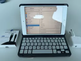 Apple iPad mini 1Gen 16GB mit Tastatur, Kabel + Stromadapter