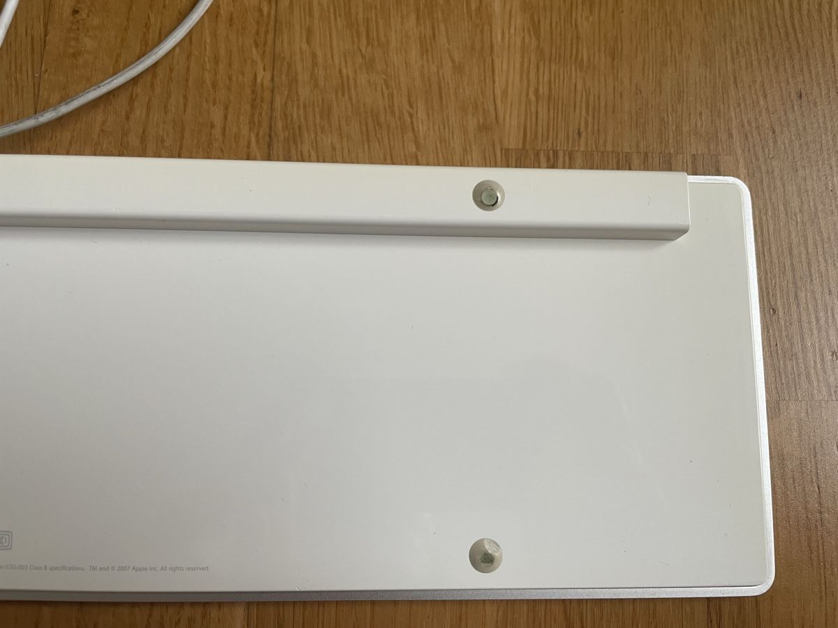 Apple Tastaturen: Apple Mac Tastatur Keyboard Model A1243 CH Layout – Gebraucht aus Oberkirch LU von obsven 5