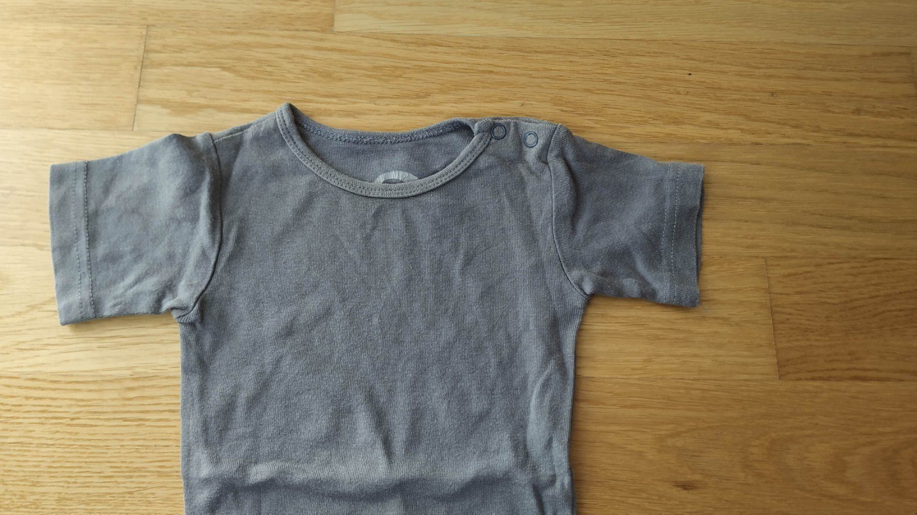 T-Shirts: Body gris en coton bio Taille 62/68 – Gebraucht aus Carouge GE von for_8yym 1
