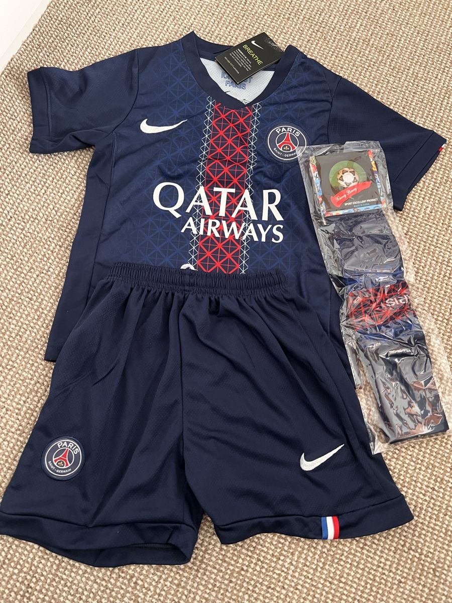 Nike Lotti di vestiti: Paris Saint-Germain Nike Original – Nuovo e nell'imballaggio originale da St-Sulpice NE venduto da Ela.2