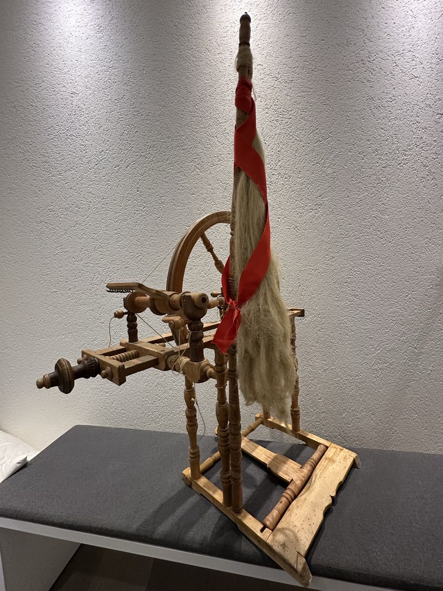 Ruote per filare: Spinnrad aus Holz – Usato da Schwyz venduto da Kolreuteria 9