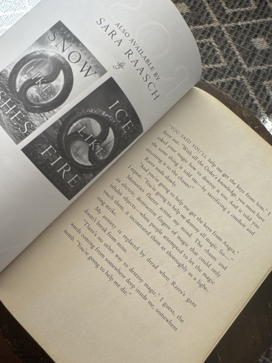 Libri: Frost Like Night Buch von Sara Raasch – Usato da Zürich venduto da Belisimo 3