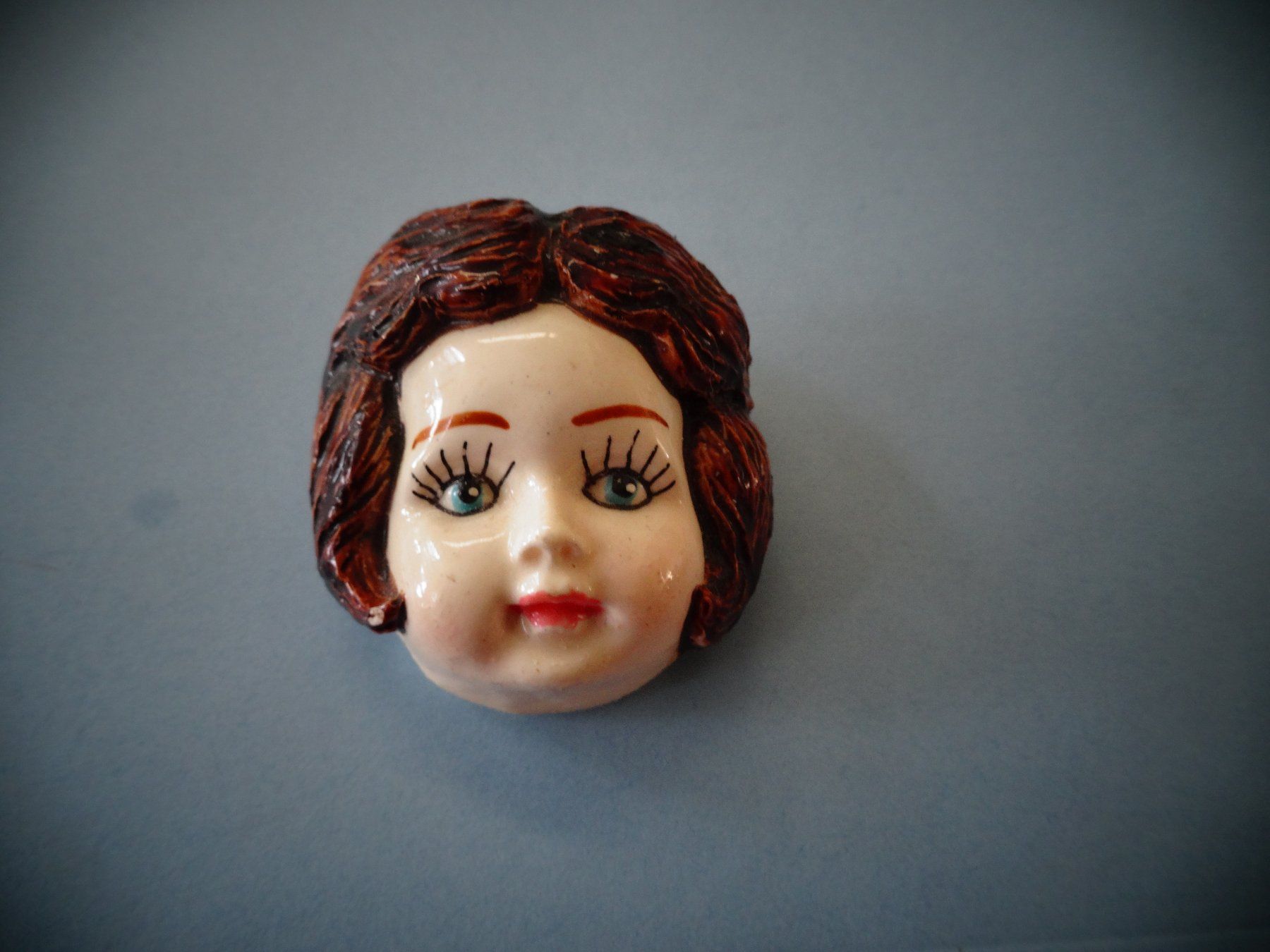 Broches & Aiguilles: Alter Anstecker Frauenkopf – D'occasion à Neerach par jenny062